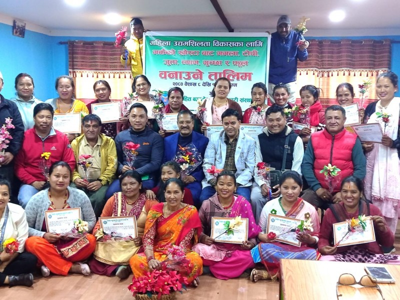 उद्यमशील महिलालाई मकैको खोष्टाबाट फूल बनाउने तालिम
